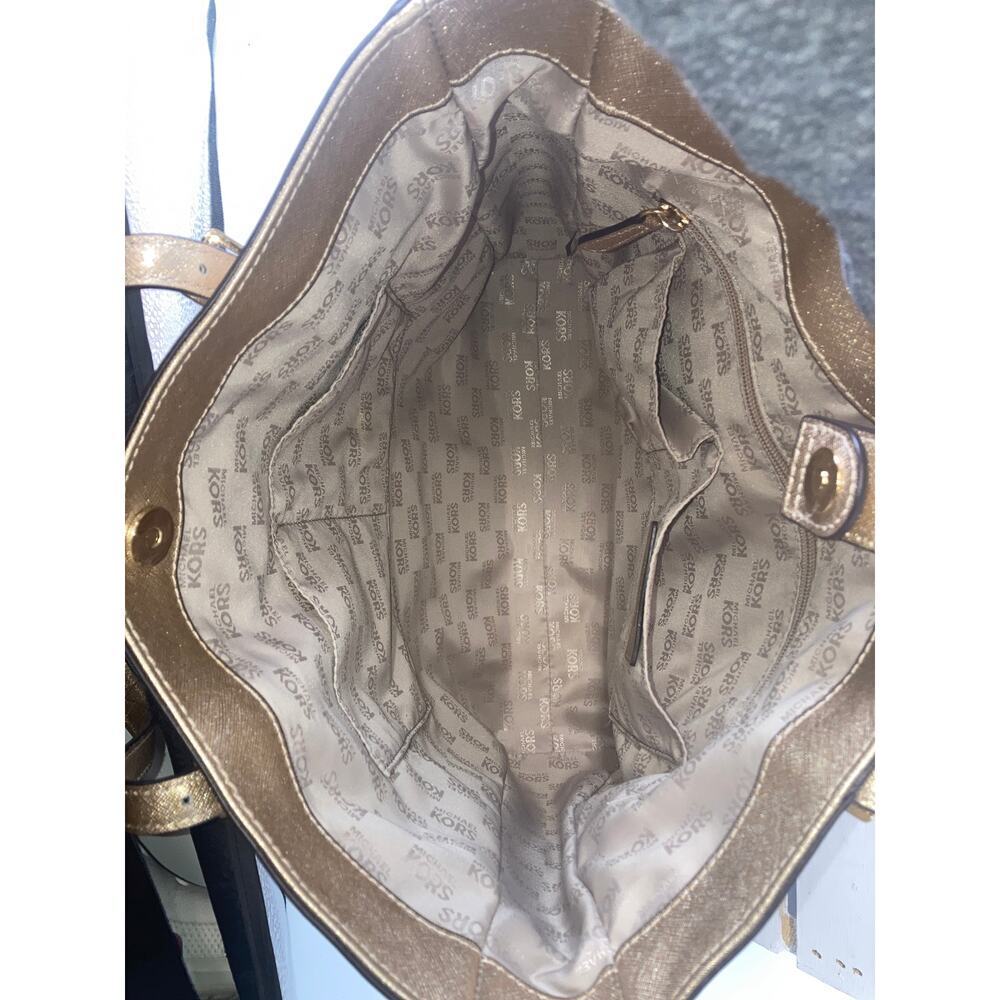 MICHAEL KORS LARGE GOLD METALIC LEATHER SHOULDER BAG - Picture 13 of 16